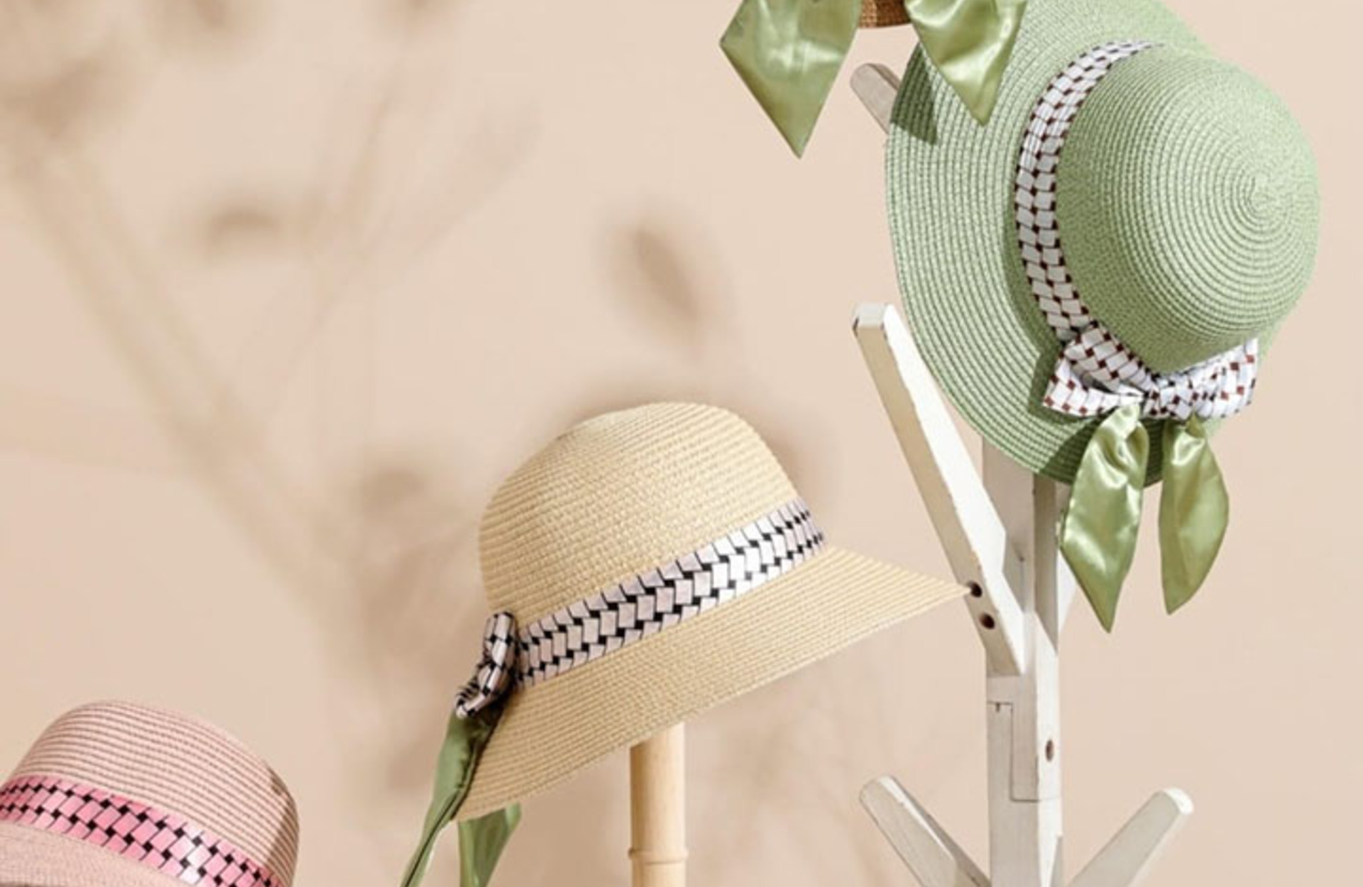 Bolsos artesanales de verano naturales en Cálig. Sombrero mujer lazo.