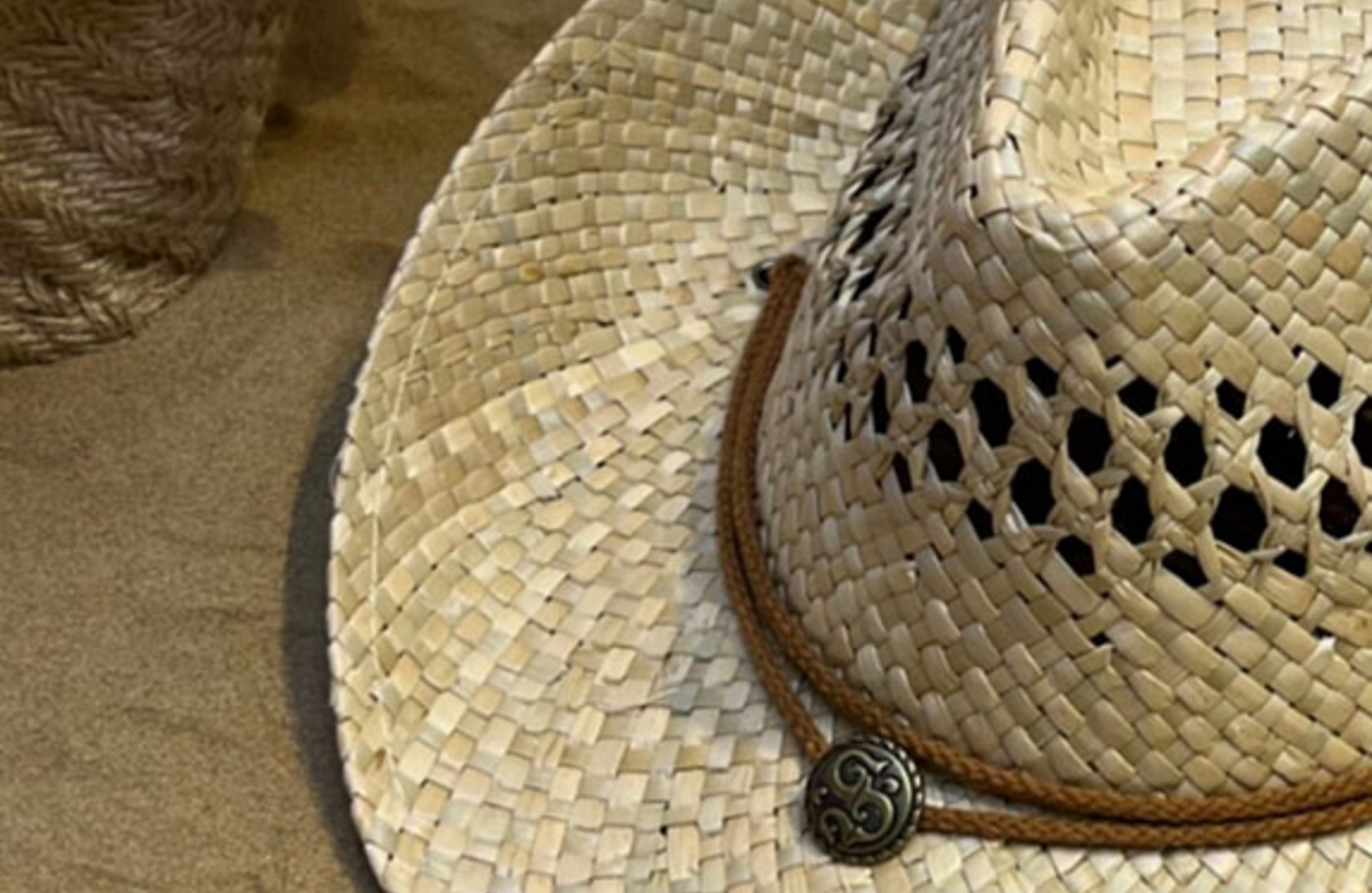 Bolsos artesanales de verano naturales en Peñíscola. Sombrero unisex calado detalle correa.