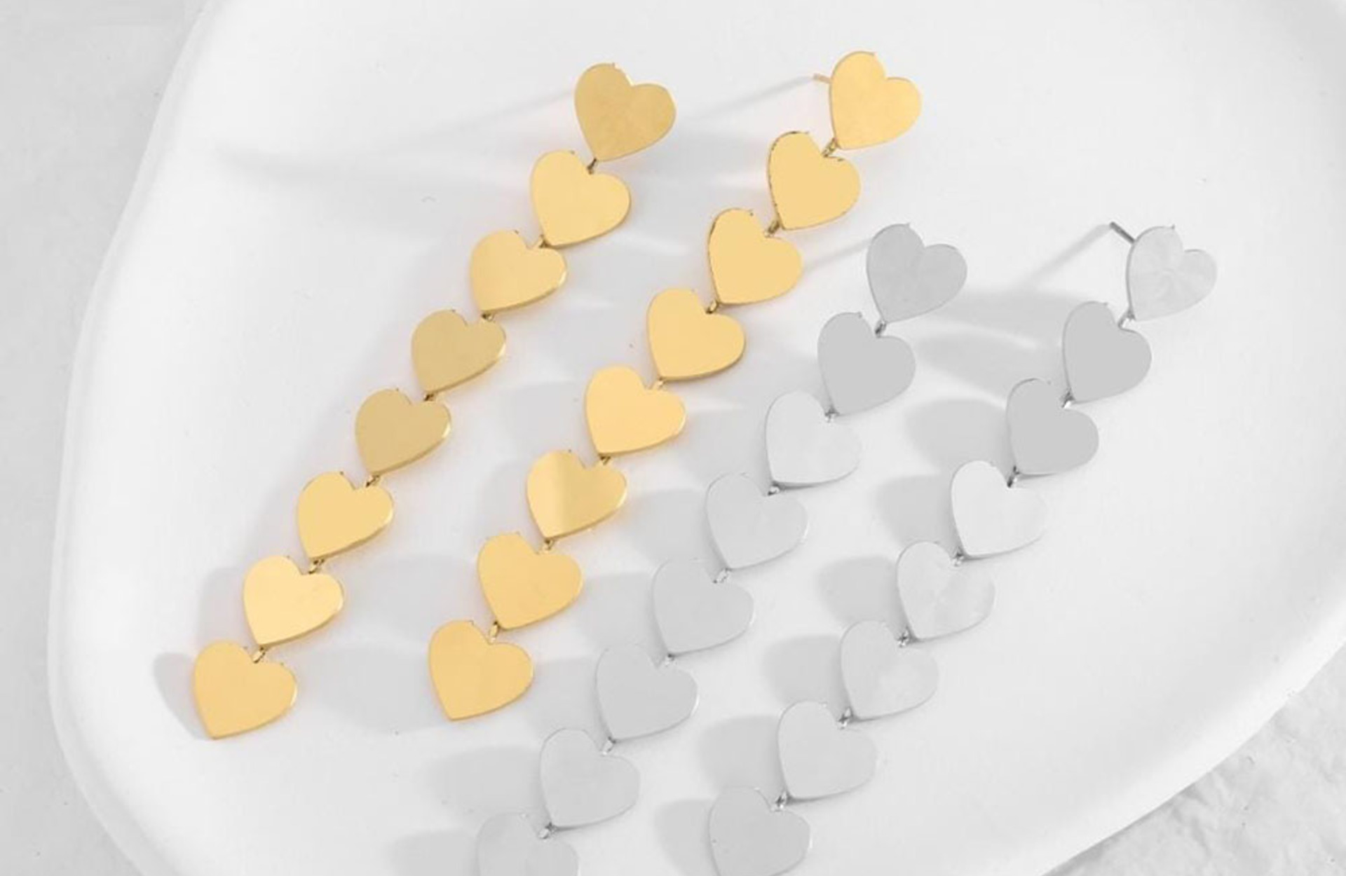 Bolsos artesanales de verano naturales en Vinaròs. Pendientes acero largos corazones.