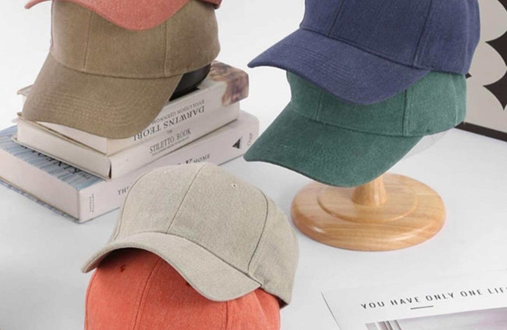Coco shop, complementos artesanales con estilo en Peñíscola. Gorra colores lisa.