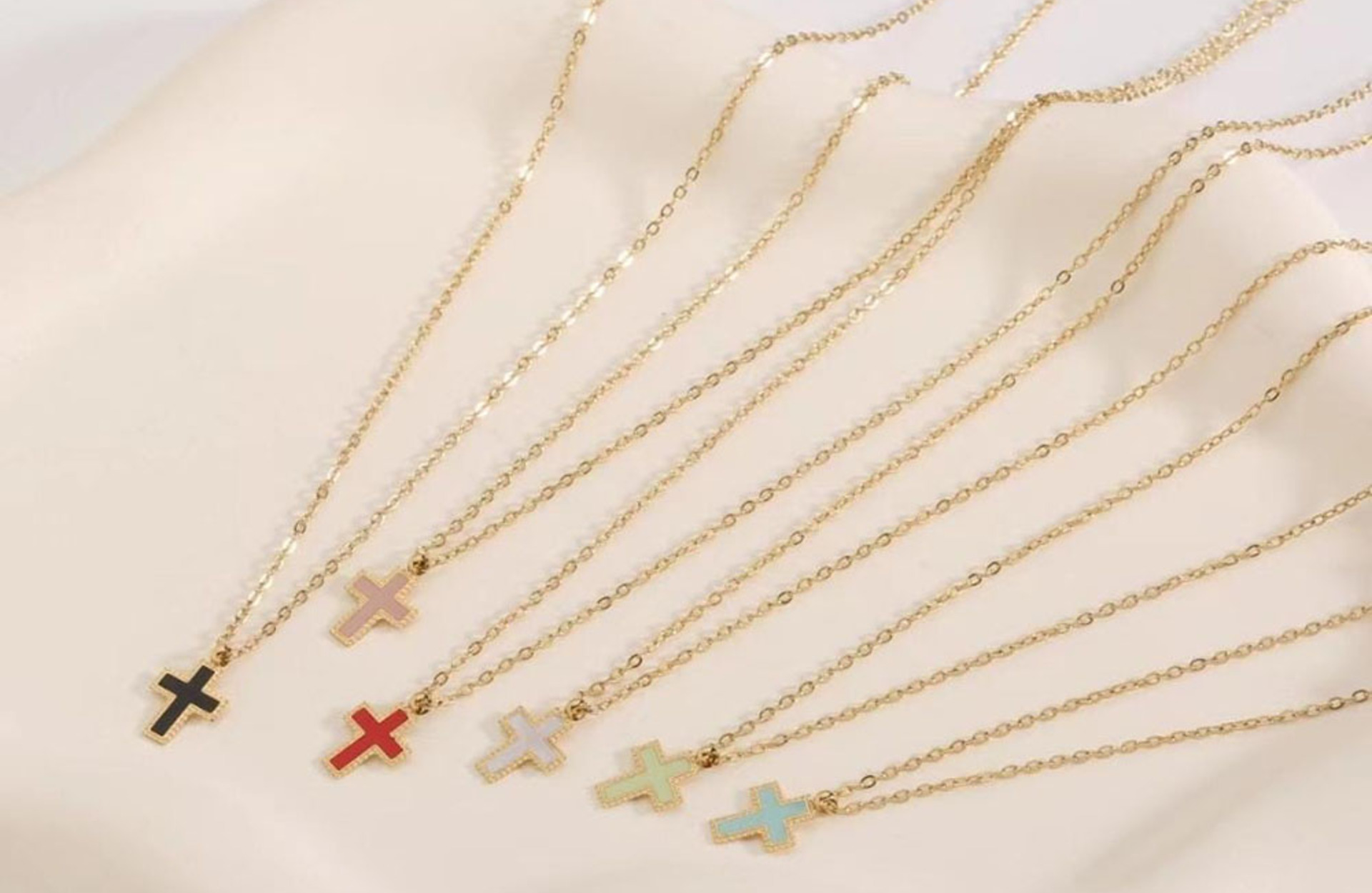 Collares con alma diseños elegantes en Cálig. Collar acero colgante multicolor cruz.
