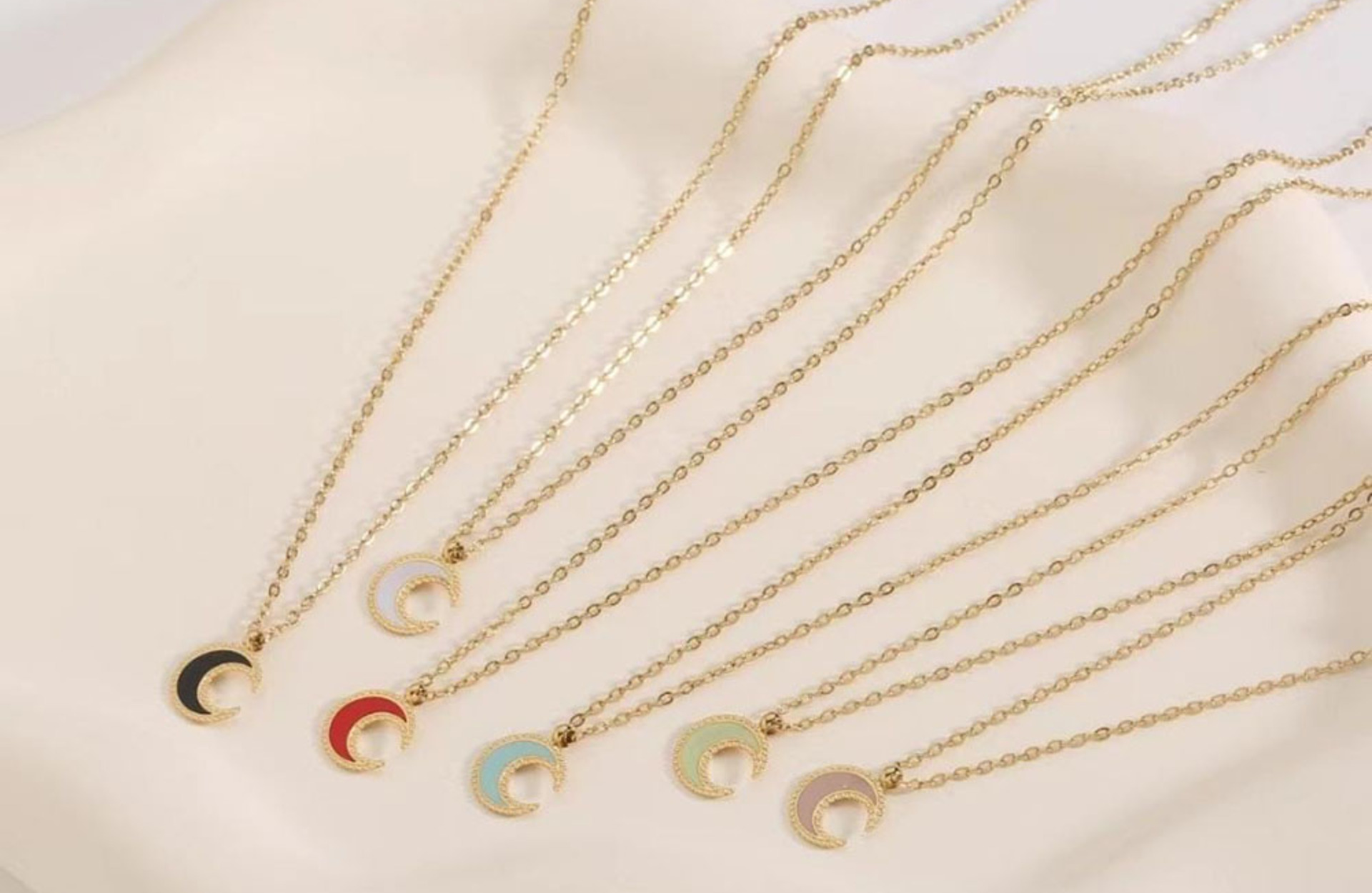 Collares con alma diseños elegantes en Peñíscola. Collar acero colgante multicolor media luna.