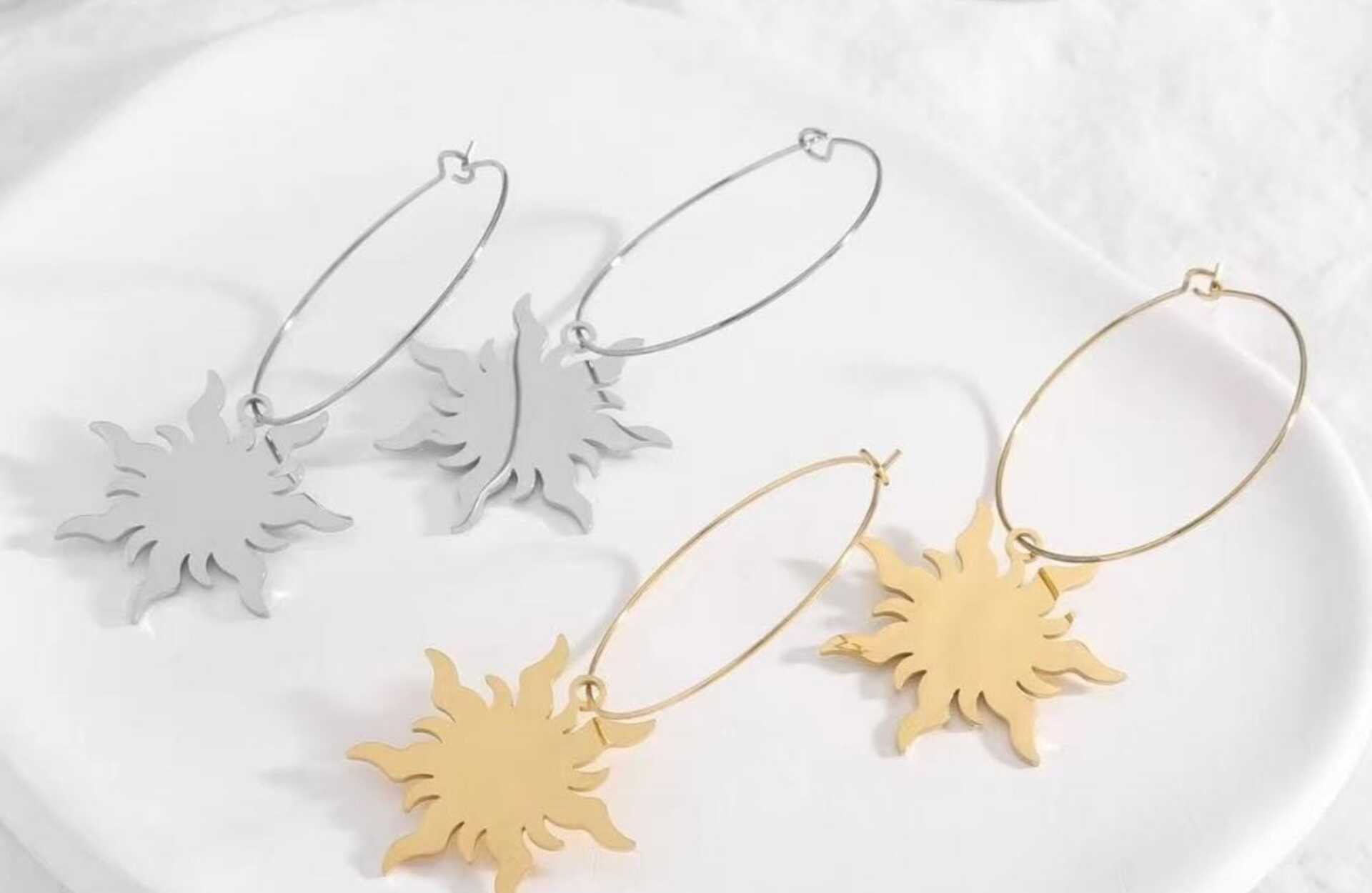 Pulseras artesanales con personalidad para cada ocasión Benicarló. Pendientes acero aro sol.