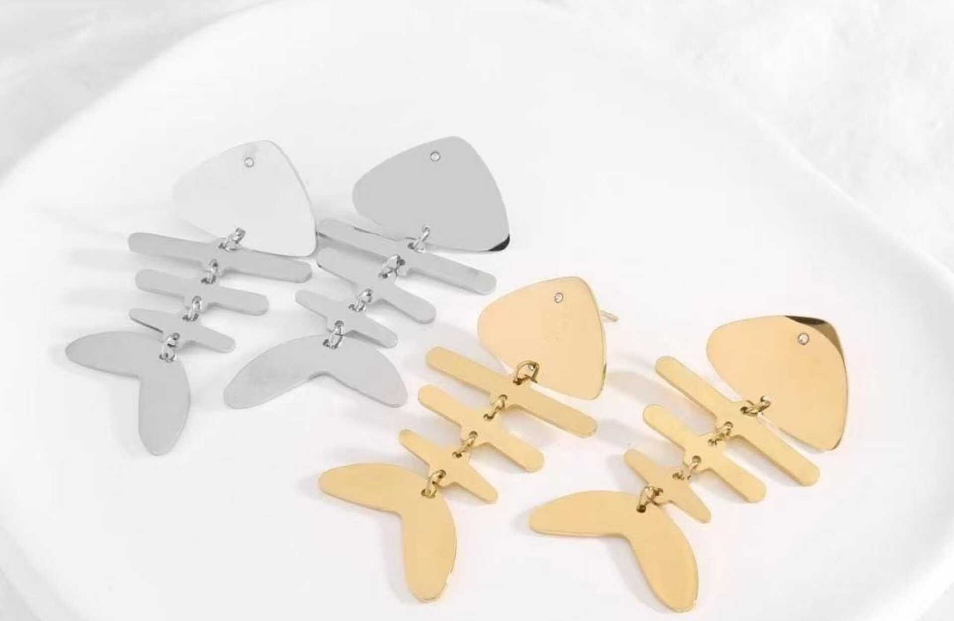 Pulseras artesanales con personalidad para cada ocasión Peñíscola. Pendientes acero pez.