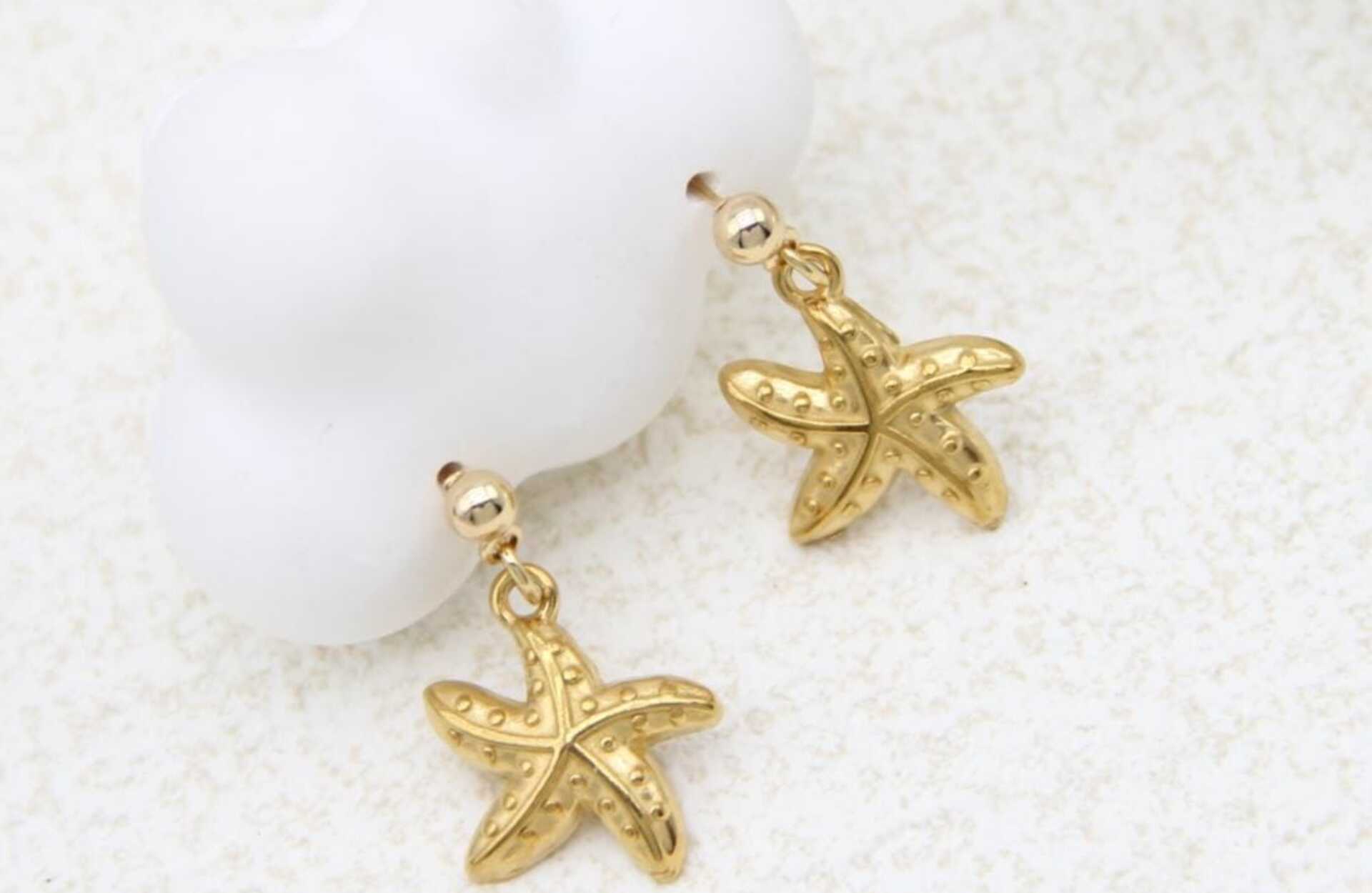 Pulseras artesanales con personalidad para cada ocasión Vinaròs. Pendientes estrella de mar dorados.